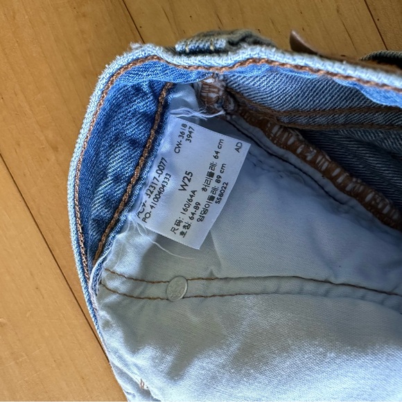 Levi’s medium wash 501 shorts - Picture 7 of 7